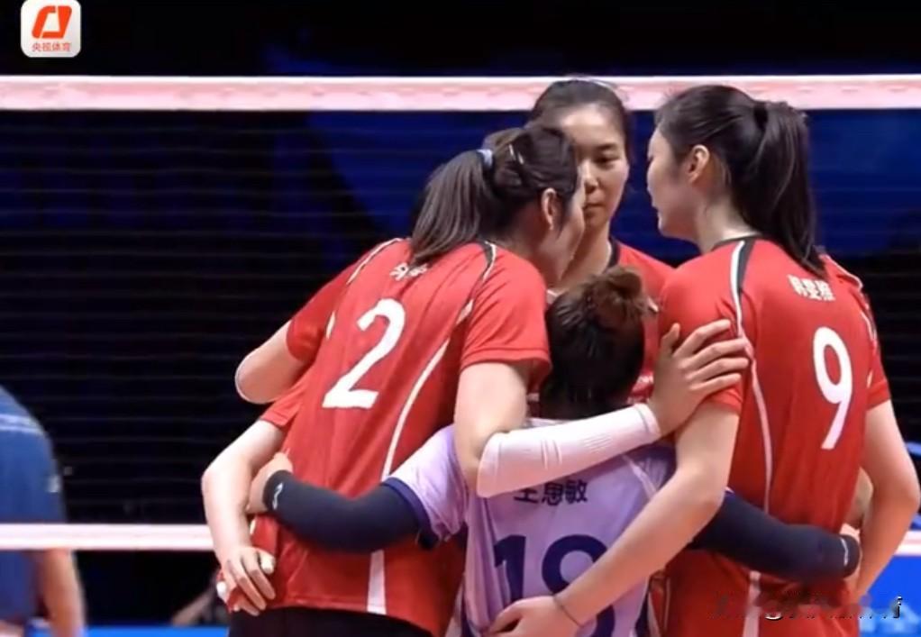 暖心朱婷再次上线了！河南女排输球后，朱婷紧紧地把大家抱在一起，鼓励这些年轻的小队
