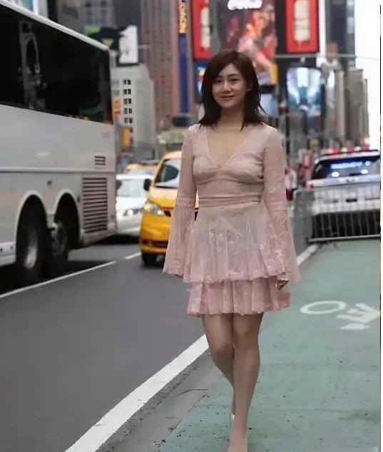 颜值相当可以，就是这个衣服真是选错了……​​​
