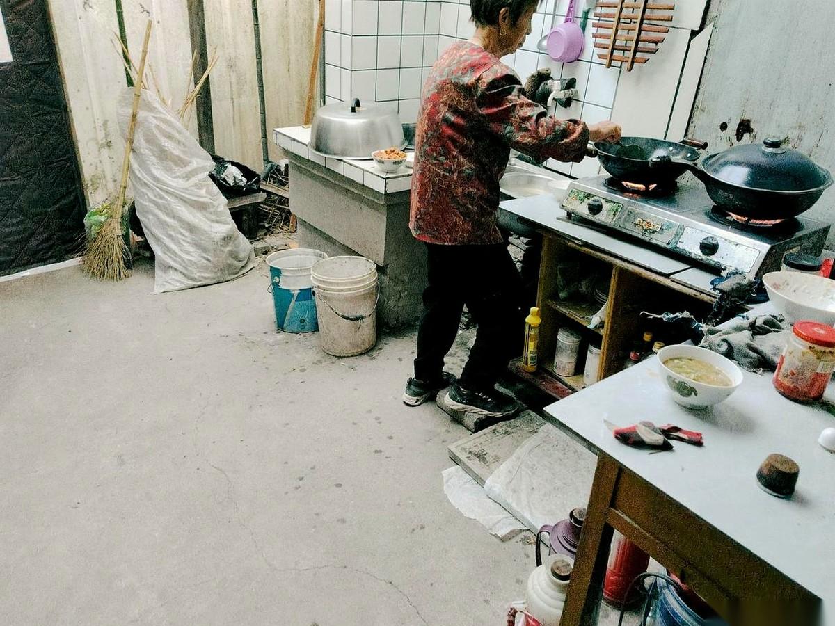 76岁，手里攥着四条“搞钱”的线。这是一位网友晒出的硬核亲妈。老太太的底牌很稳