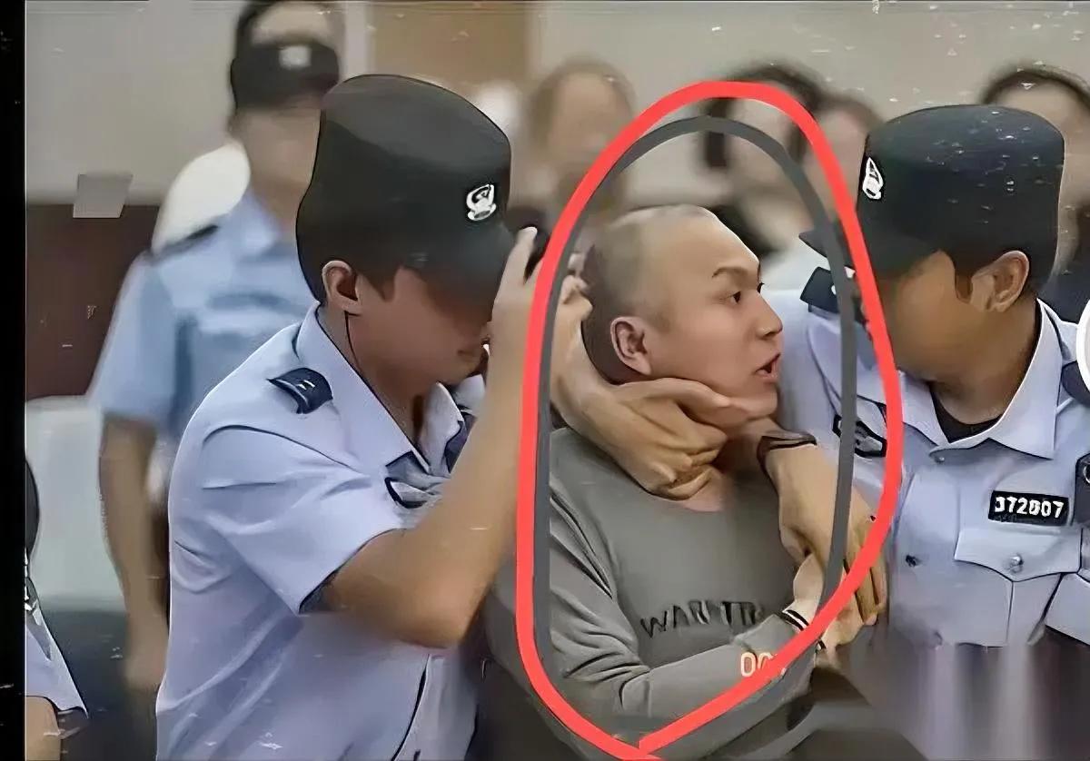 人贩子庭审竟咆哮公堂？看到这个画面我怒了…昨晚陪孩子看电视，镜头扫到姜甲