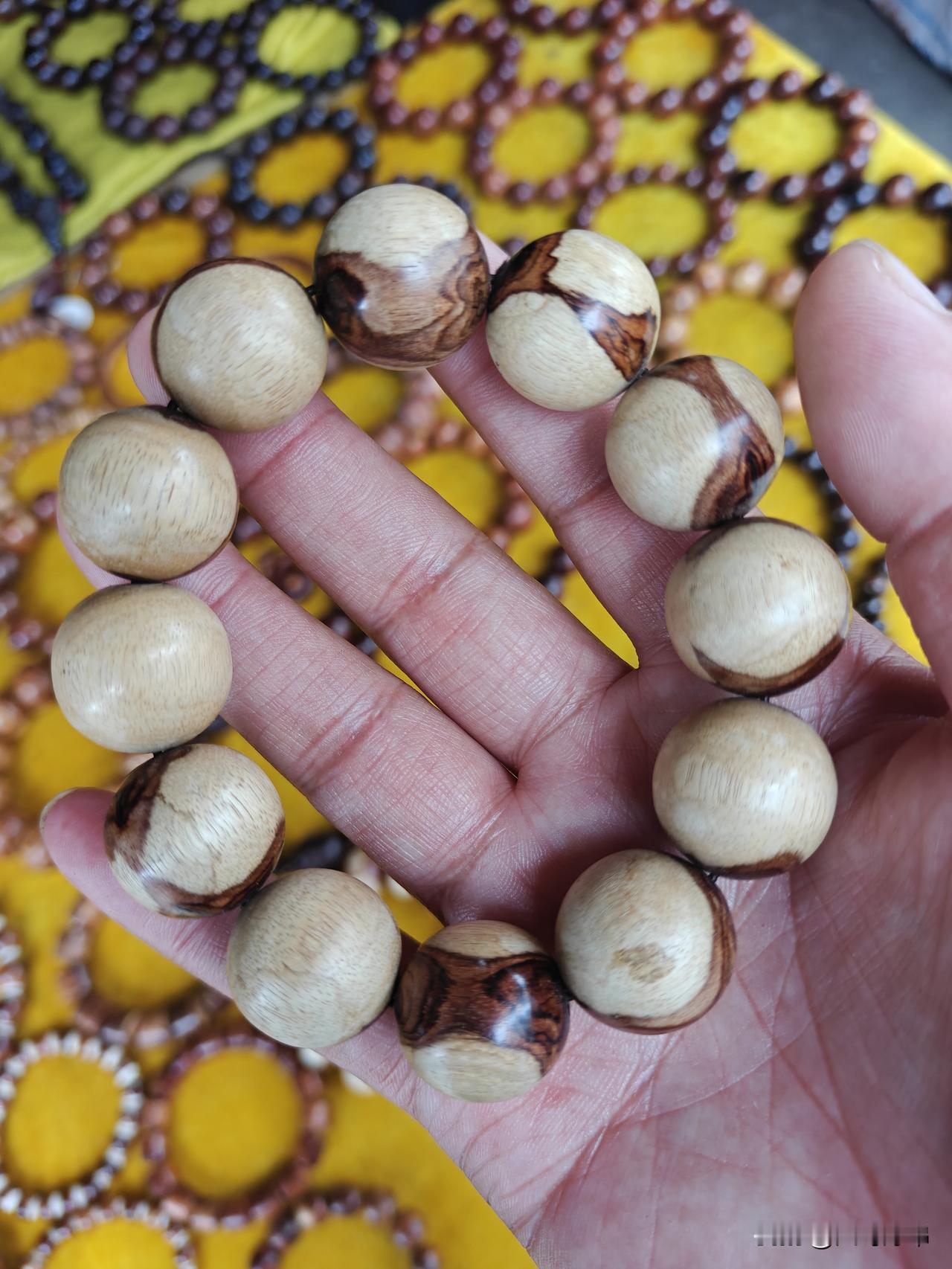 在海南，这种料的黄花梨手串还在卖，难道真有人喜欢这样的手串吗？​虽然也有花纹，