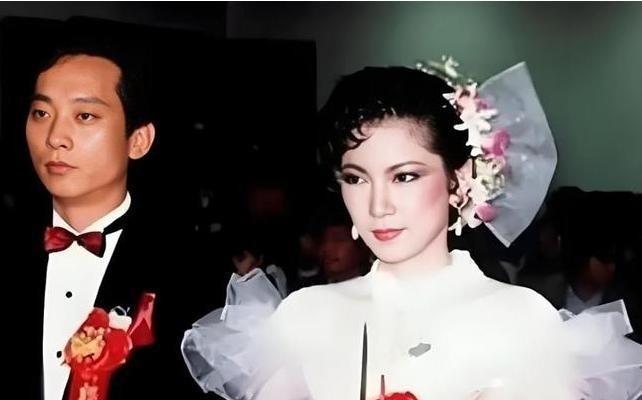1985年，叛逃到台湾的飞行员萧天润与台湾美女主播张德芬成婚，婚礼上他笑容满面，