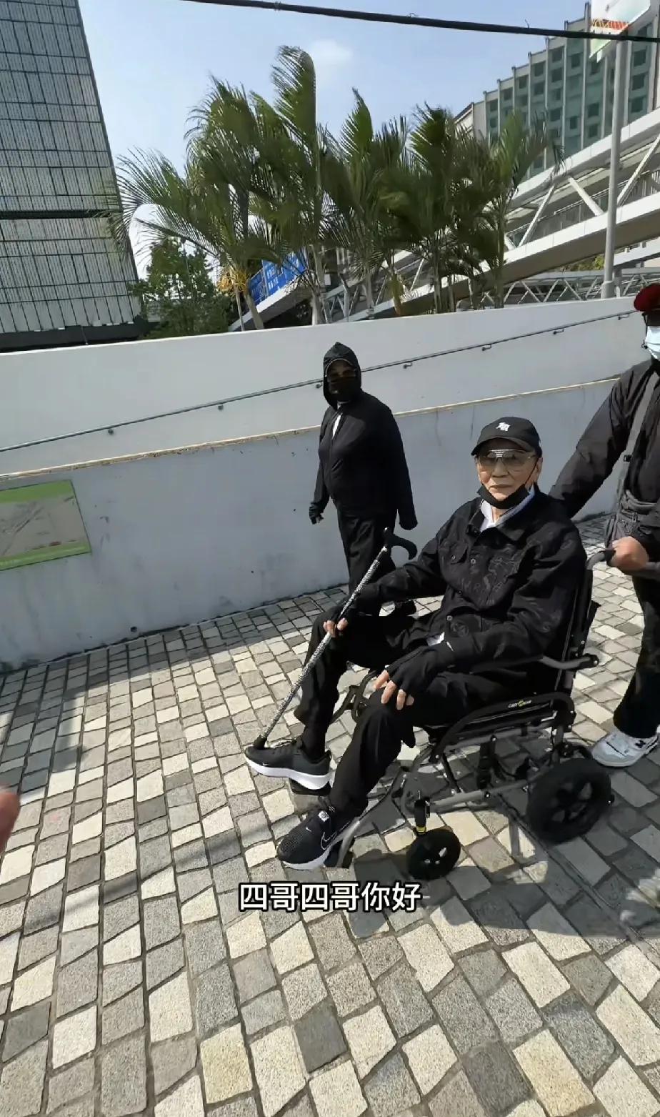真没想到谢贤竟然老的这么快。他可是不老男神啊。有网友偶遇谢霆锋的父亲谢贤，坐