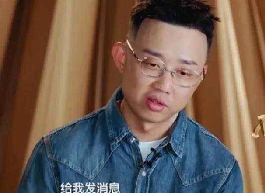 GAI在上台唱歌前，给自己老婆发语音：“乖乖，我没有不开心，我很好你放心。”随后