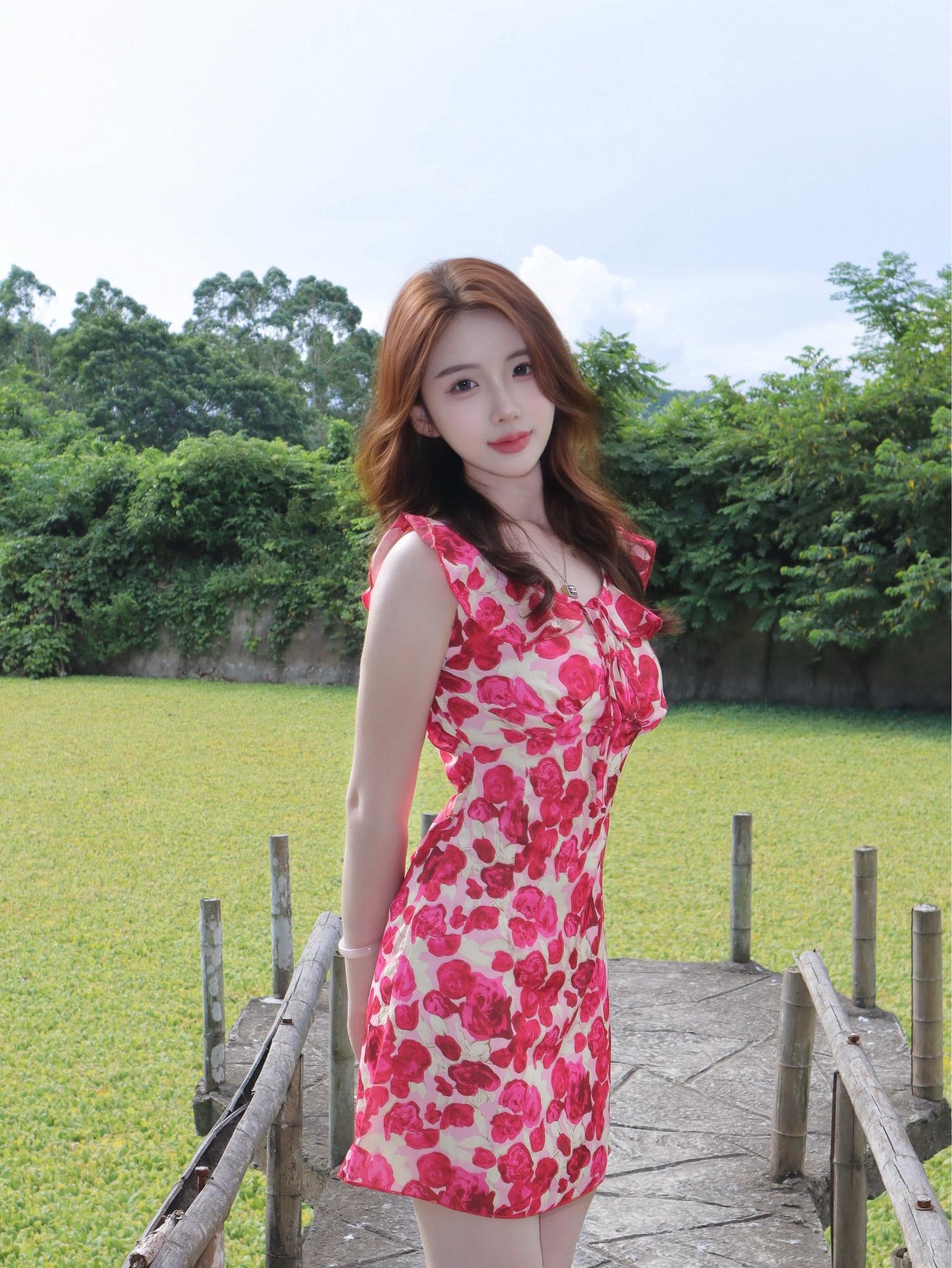 明艳的女人欲望写尽 微微皱眉也是调情.