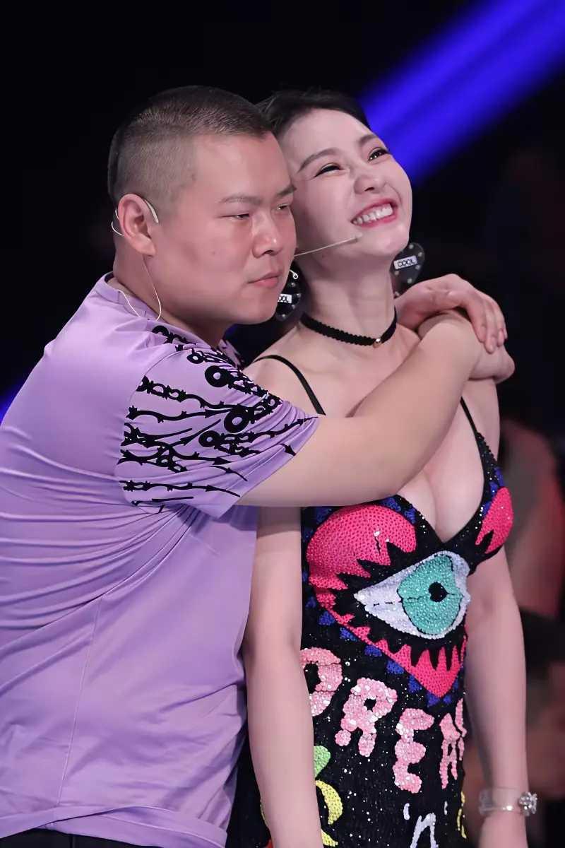 乍一看，还以为小岳岳怀里抱着的陈意涵，笑满面，但身材好像没这么好吧。什么时候让你