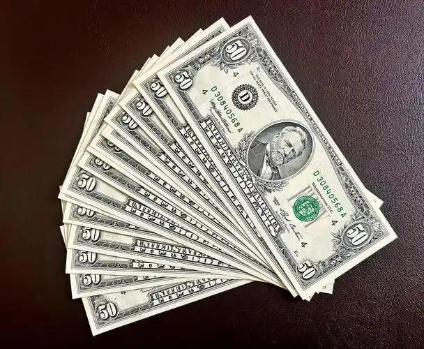中美这场较量，大家都在看热闹，赌谁先扛不住，现在的情况很简单：中国工厂能造东西，