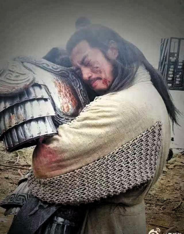 何润东当年拍完《楚汉传奇》的时候，在杀青现场搂着那套霸王铠甲久久不能撒开，让不少