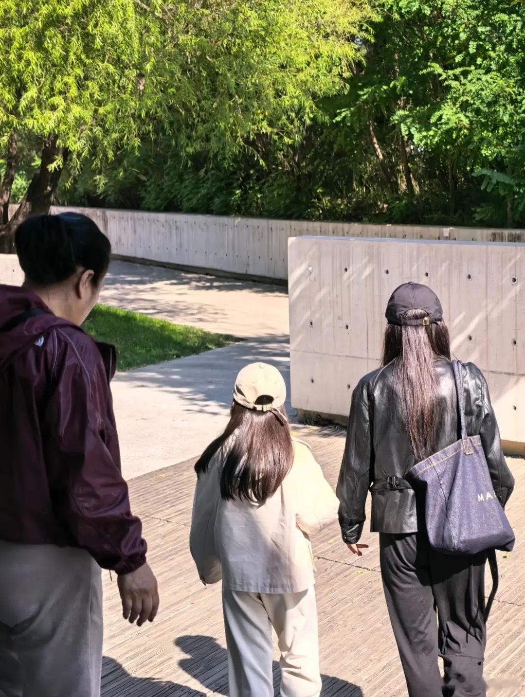 陈建斌一家意大利旅游，排队打卡热门景点，51岁蒋勤勤好瘦好美！​​​