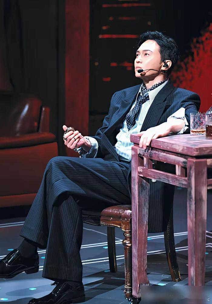 张智霖亲口说，袁咏仪现在不买包了，他反而有点害怕。​以前她买爱马仕，保守估计砸进去2000万港币。张
