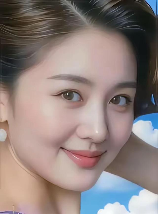 眼中的温柔她的眼眸，是澄澈的湖，盛着云影与柔光。笑意漫开时，涟漪轻晃，将夏日的