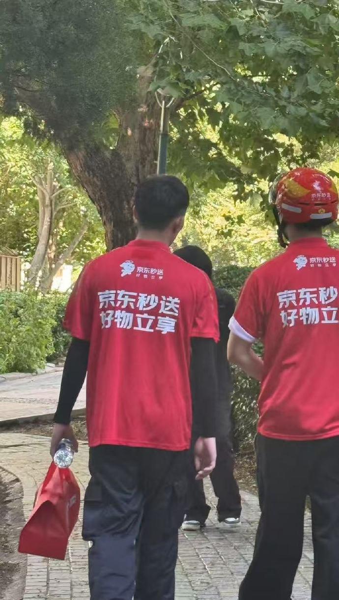 张艺兴这是在送外卖吗？！！大城市机会多的含金量还在上升，小区楼下竟然偶遇张艺兴