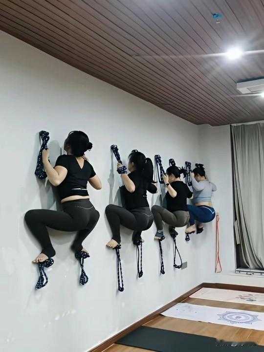 我以为是蛤蟆功，她们说是扒墙瑜伽！