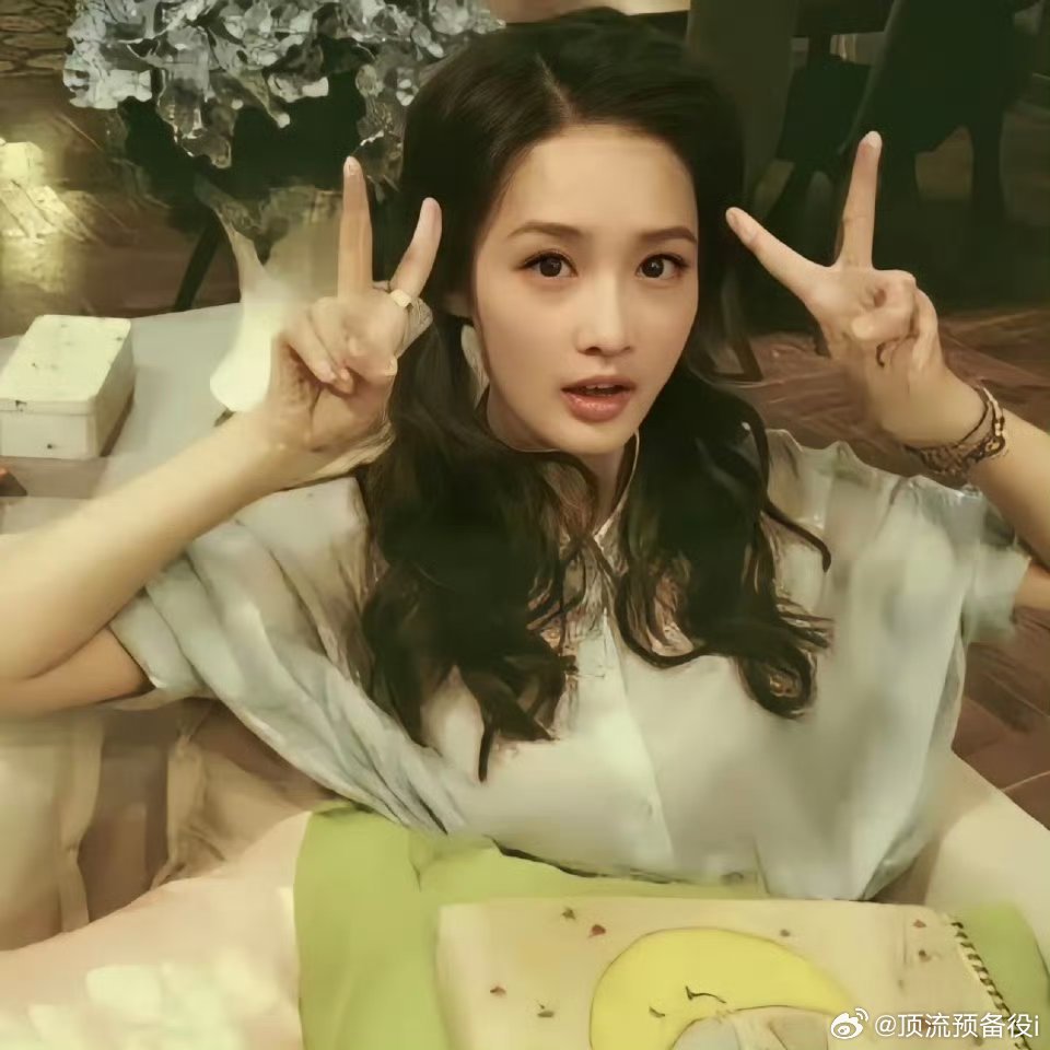 李沁Vogue花语问卷之活动上最期待发生的事是不被骂！！都不许骂！！！！！李沁全