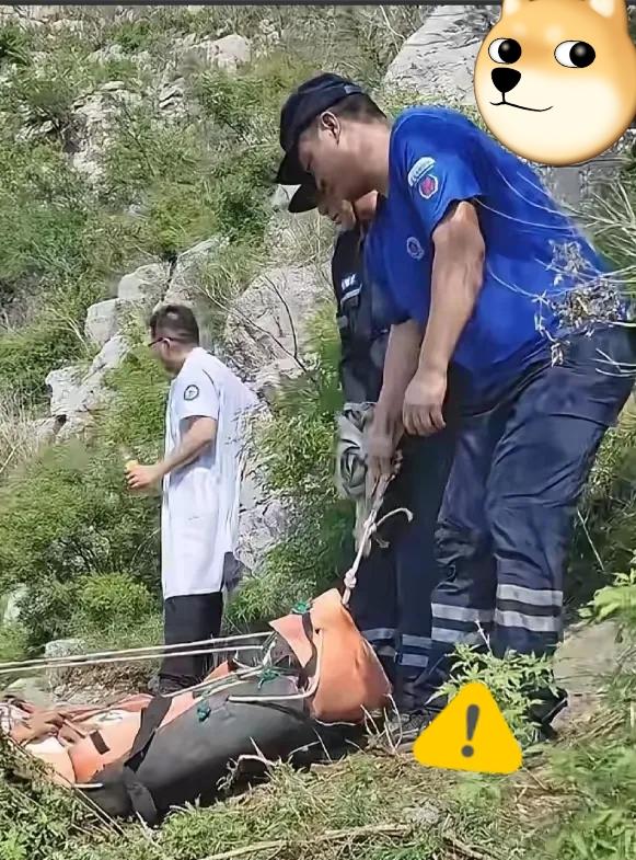 真的被程梦圆俩哥哥这一幕整破防了，这哪里是抬着妹妹下山，分明是亲手把心里的光一点