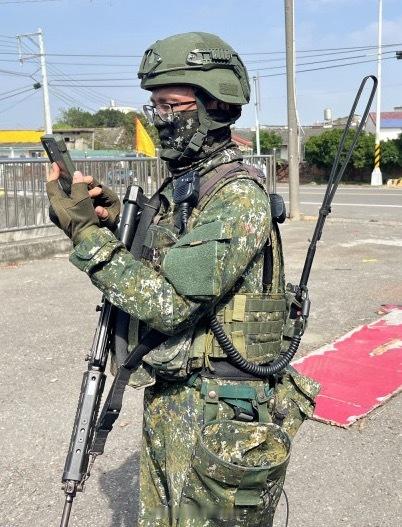 兵器影像伪军用的这是什么手机,好像叫什么战术终端。