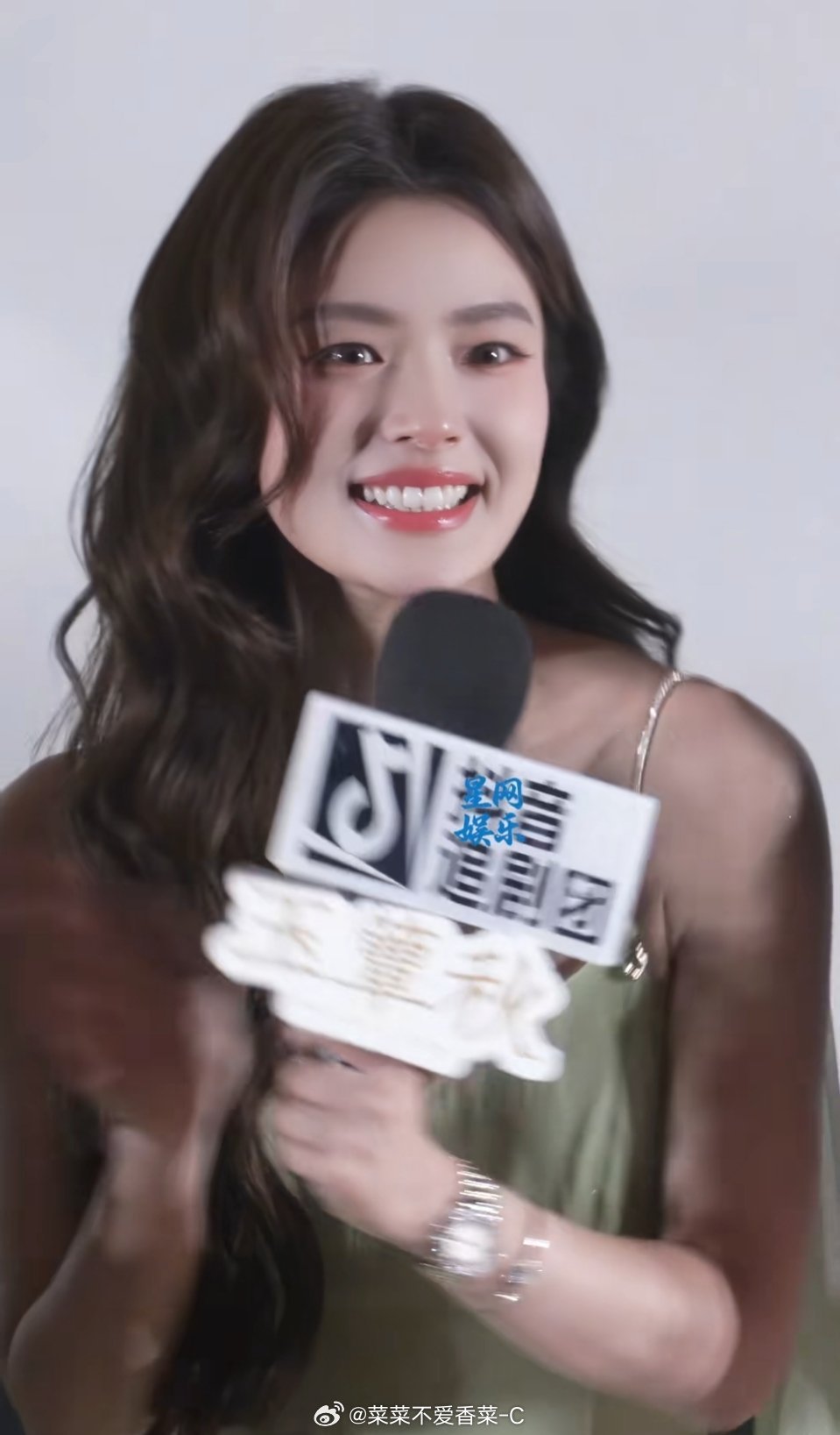 短国顶流花跟长剧女主同框，说的是徐若晗和郭宇欣吧，都是美女，都挺好看的嘞！玉簟秋的剧宣徐若晗和郭宇欣