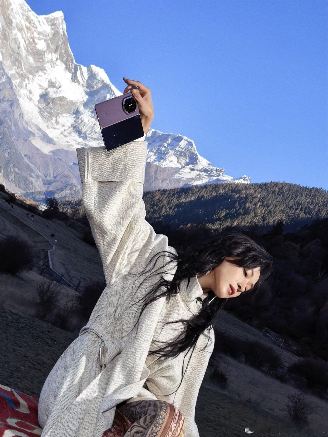 #万茜# 金辉漫雪山，神女自人间而来～💛​