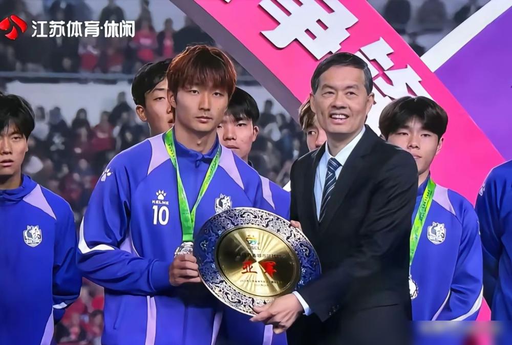 南通队和泰州队其实是苏超未来路线的两种模式，一种是自己兢兢业业从无到有组建自己的