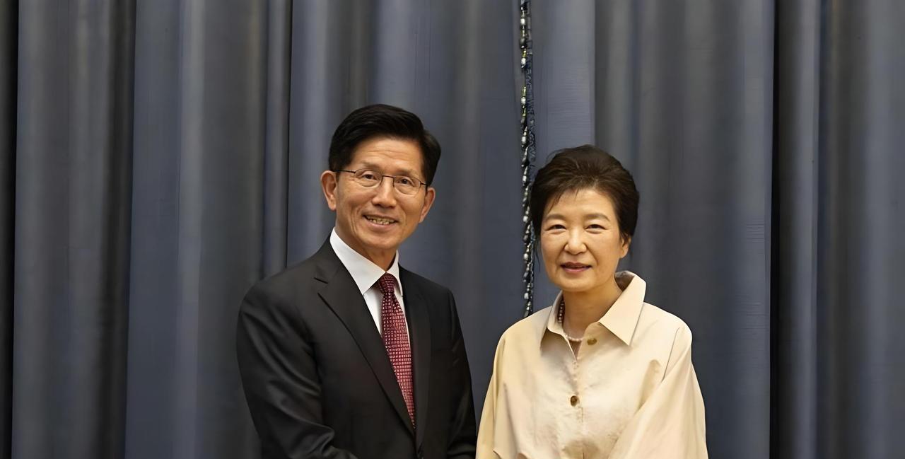 金文洙惨败，这下朴槿惠尴尬了！全世界都知道，因为金文洙许给朴槿惠“恢复名声”的