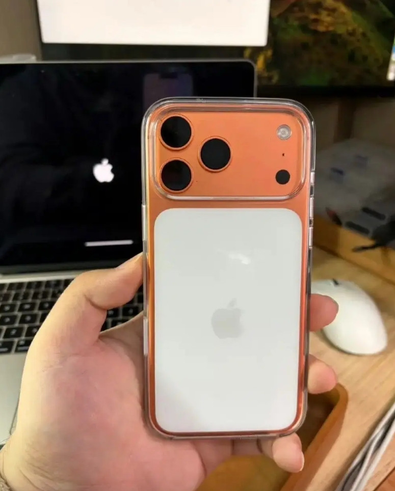 刘强东用上最新款的iPhone17ProMax了，而且是最热的橙色，一眼就