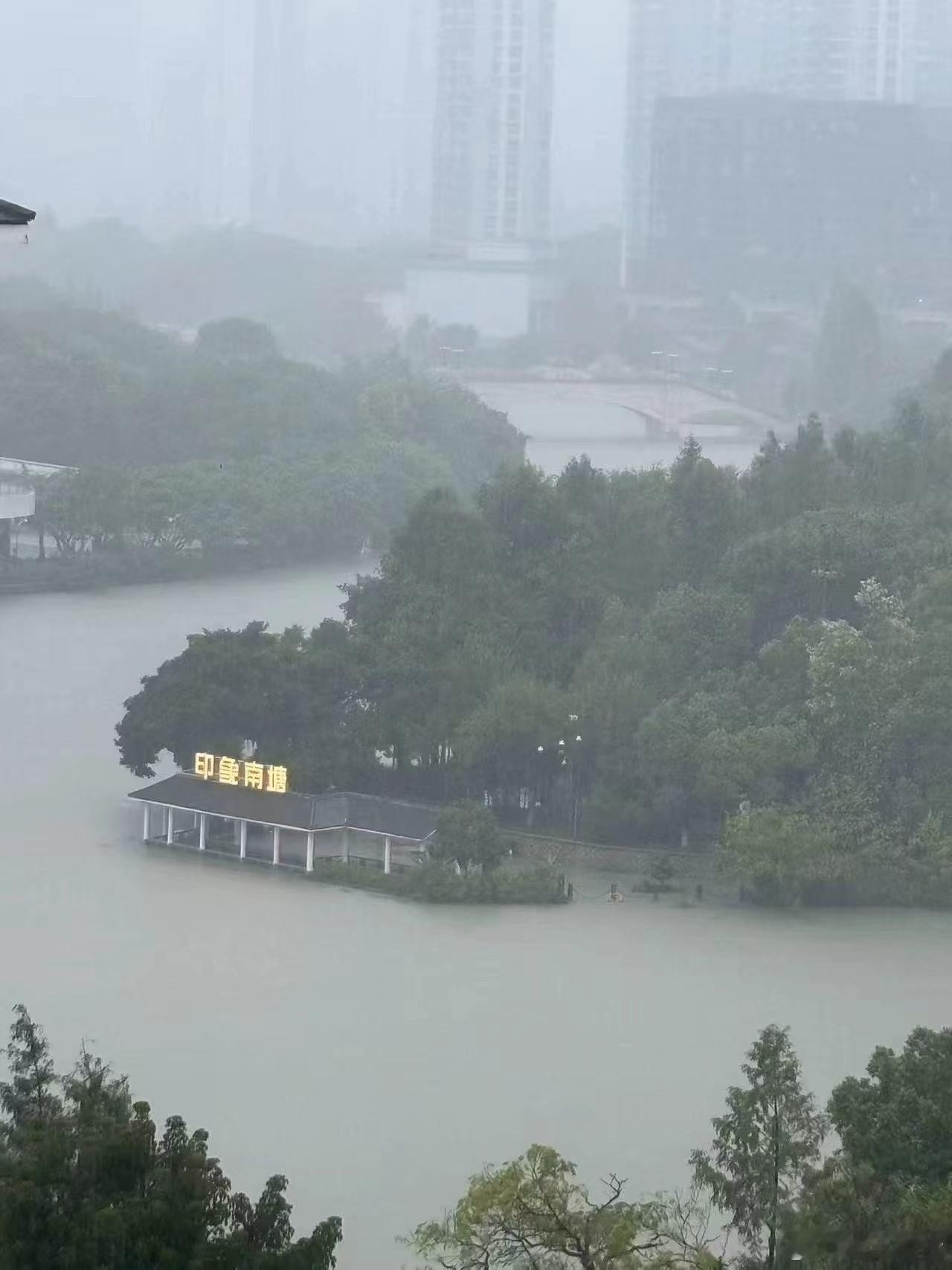 钓鱼老：“你们停课，避险，关我啥事，风浪雨水越大，鱼越大”。​​​
