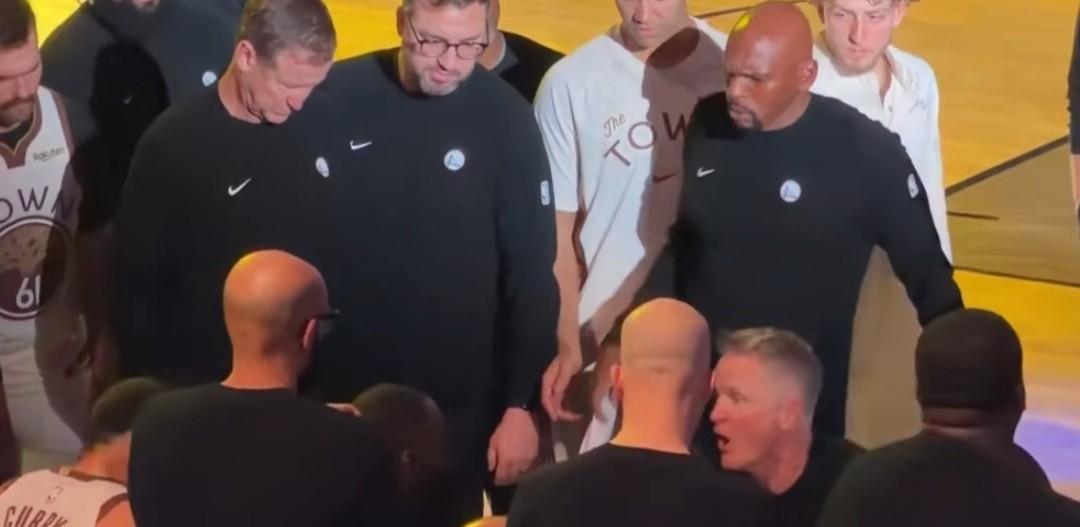 库里推开格林家门，手里没带红酒或雪茄。他带了台平板，上面是74分钟的战术录像。