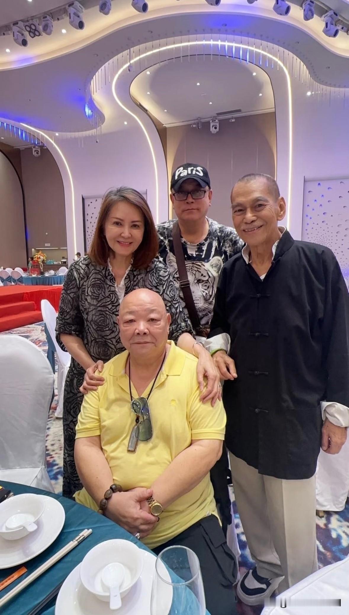这是陈观泰生前与妻子汤谨如、钟发等人聚餐的一张合影。汤谨如是陈观泰第四任妻子。2017年，73岁的陈