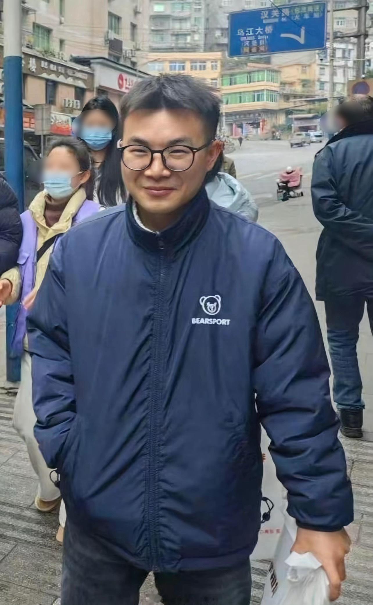 他叫龚宝冬，毕业于西南政法大学，今年还不满26岁，2025年5月通过公开招聘成为