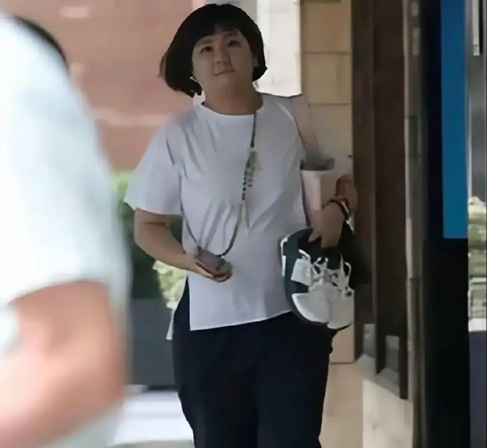 几个亿的真金白银摆在眼前，只要点头开几十场巡演就能揣进口袋，可田馥甄和陈嘉桦硬是摆摆手，把这笔送上门