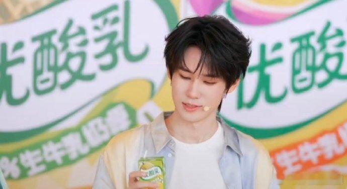 时代少年团夏日限定氛围感看时代少年团室内直播解锁夏日快乐，沙滩水果主题派对趣味满