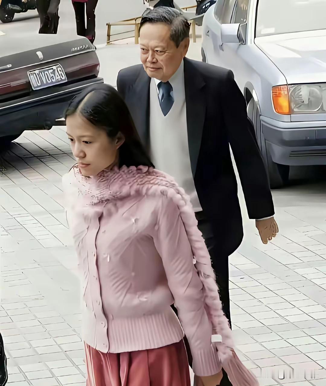 21年前杨振宁与翁帆领结婚证当天的照片极为珍贵。照片中，杨先生羞涩地捂着鼻子，翁