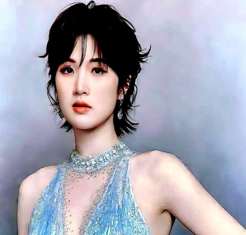 姚安娜说，家里的事，我妈我姐说了算，轮不到我。哈佛的毕业证揣在兜里。她没去家里