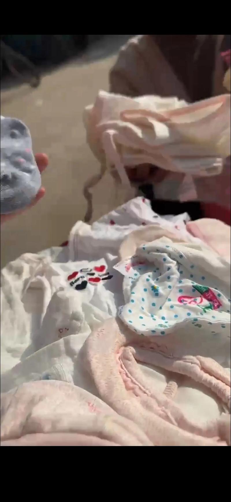 刚出生的宝宝，该不该穿别人的旧衣服？姐妹们，你们会给刚刚出生的宝宝穿别人的旧衣