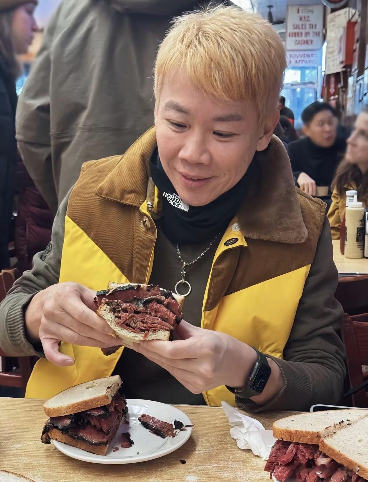 陶喆在纽约餐厅分享自己的午餐，一头黄色短发看上去像海清。发现没，有一个残忍的现实