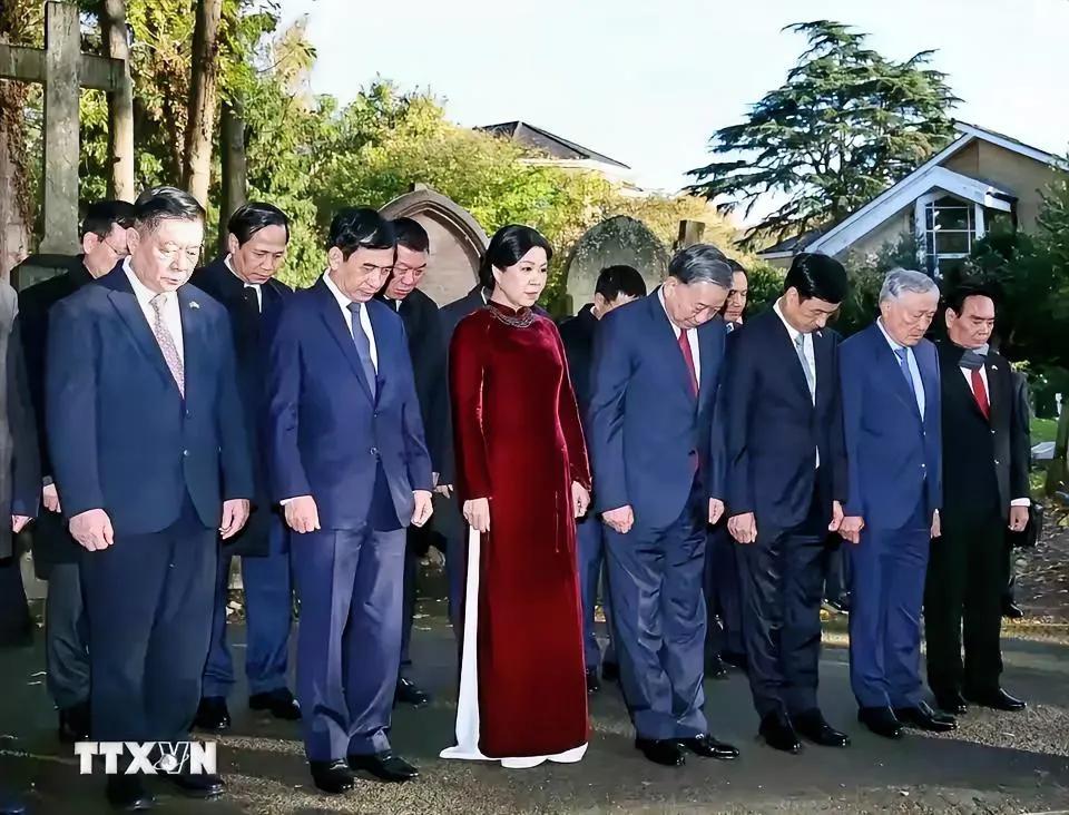 这是越南共产党总书记苏林等人在伦敦拜谒马克思墓地并默哀。马克思是