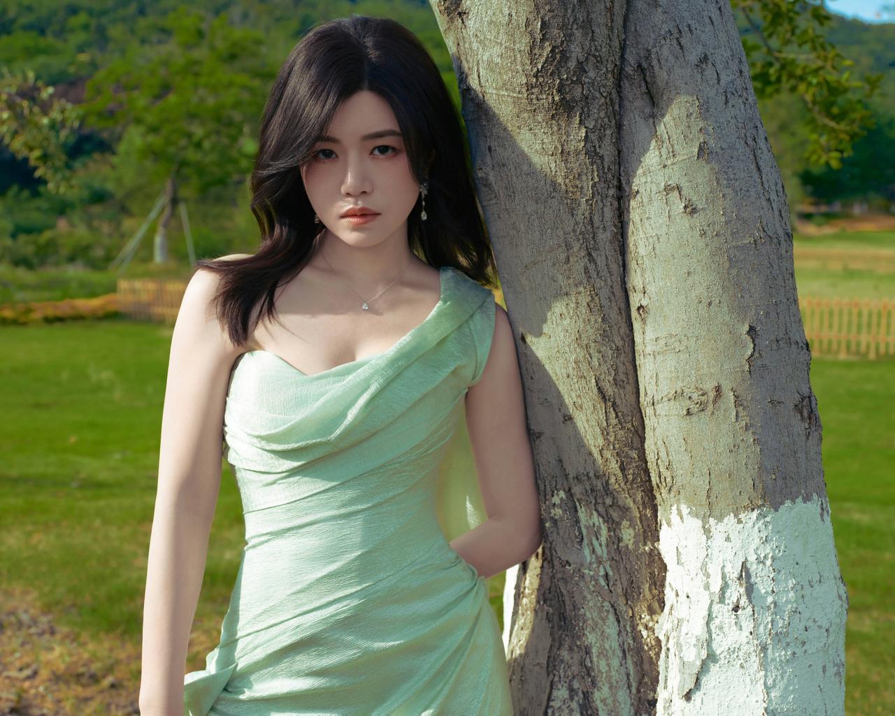陈妍希的夏日写真穿搭，完美诠释了“清冷治愈”与“自然松弛”的时尚美学。她不再
