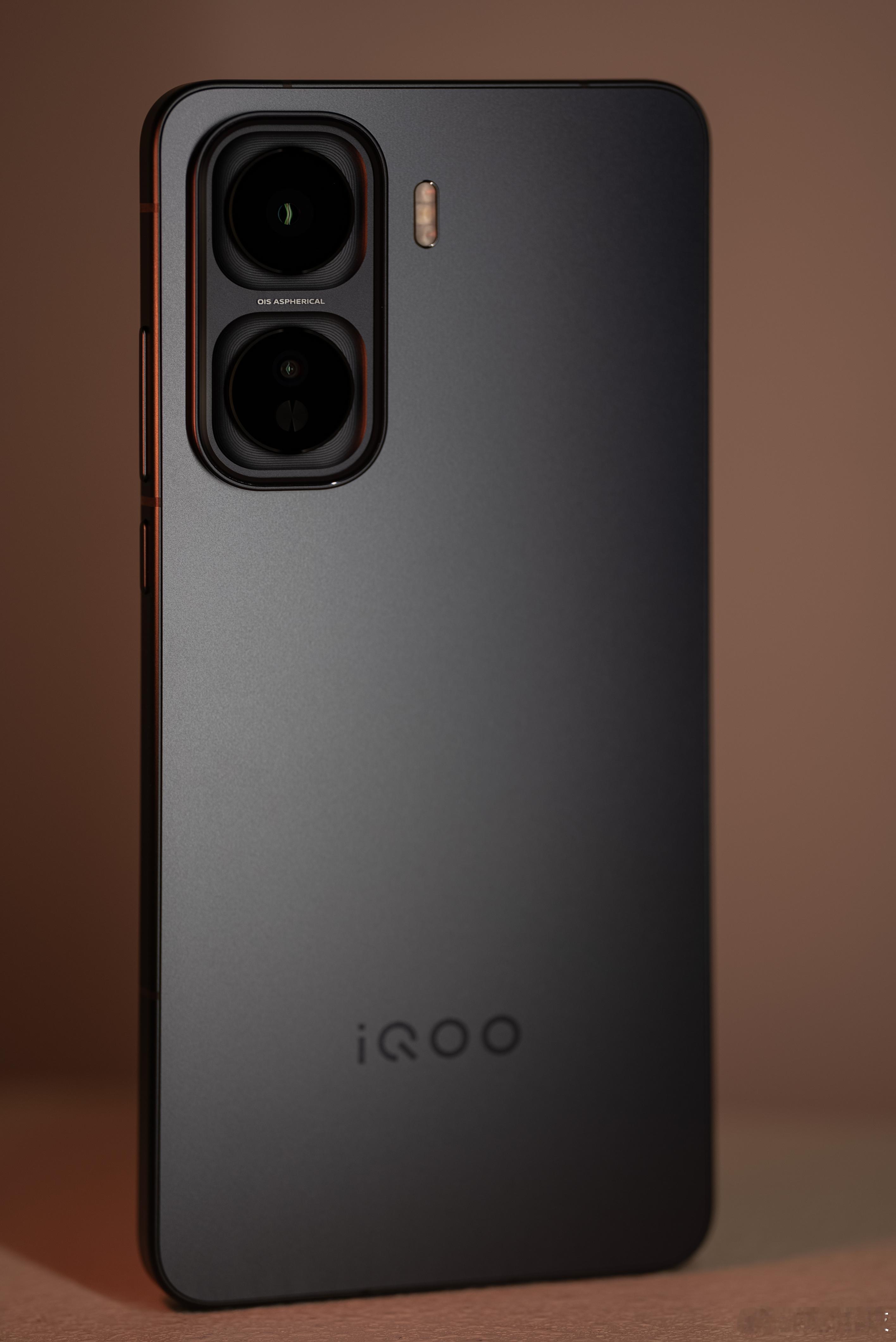 iQOONeo11外观来啦,新材质、新工艺、新设计!iQOONeo11不太像