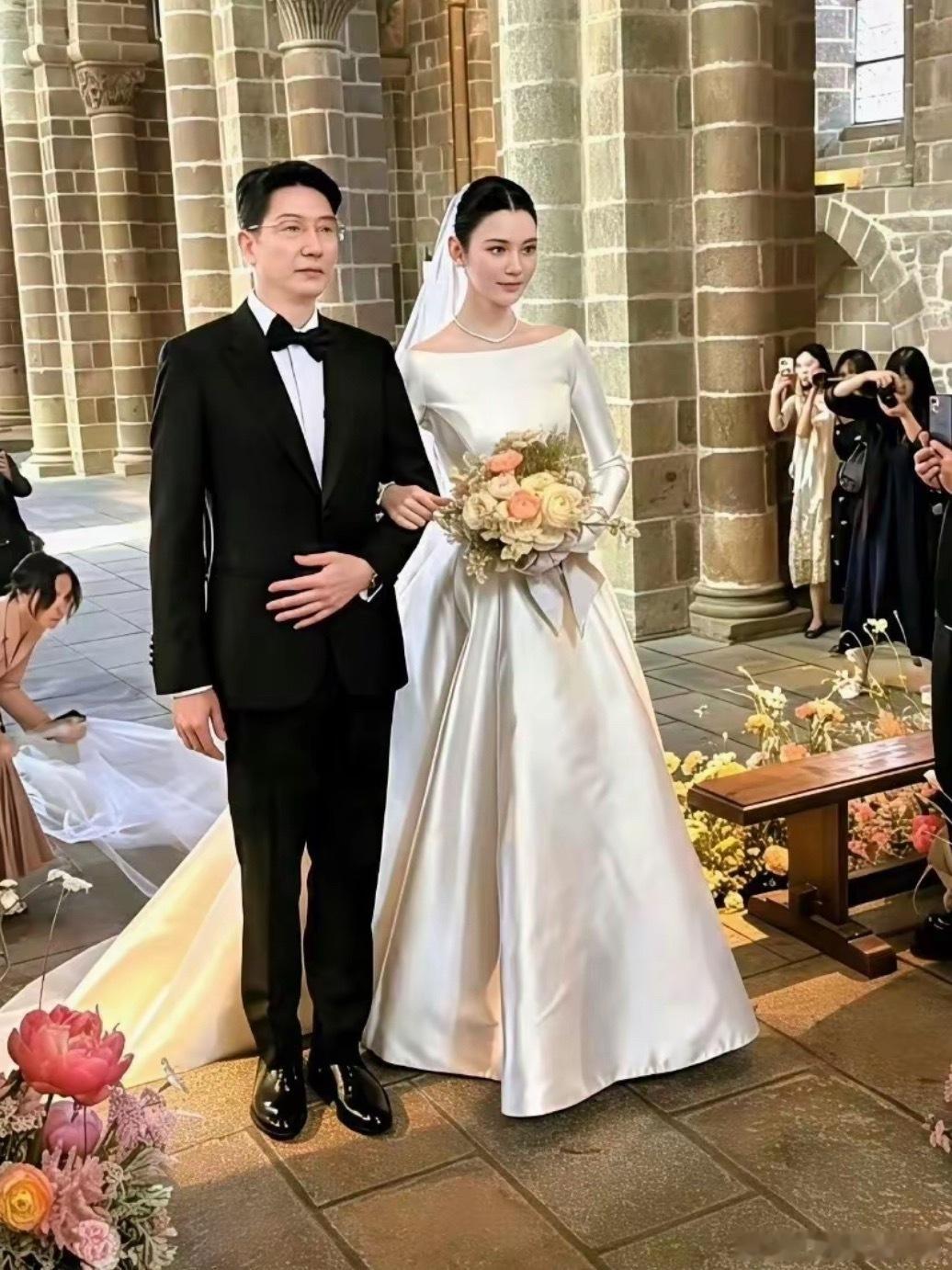 奚梦瑶爸爸仪态身形真的很优越了奚梦瑶挽着爸爸出嫁，爸爸形体被夸！这下知道奚梦瑶超