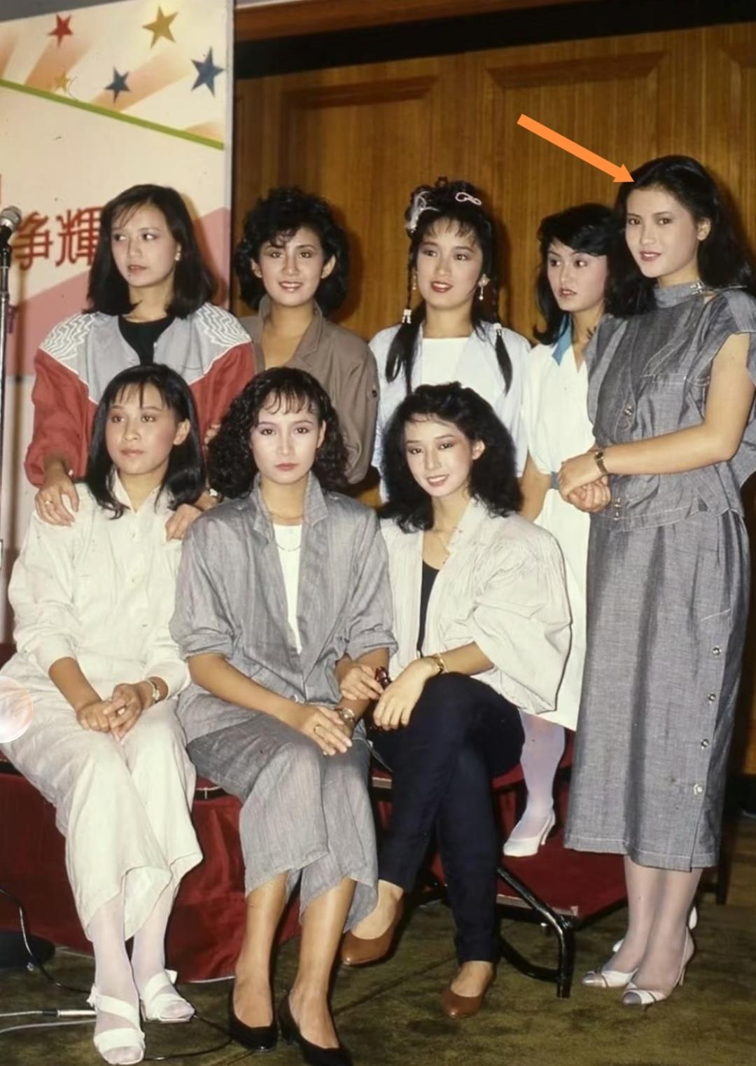 看这张早期的香港女星们，还真的是站在最右边的蓝洁瑛是最美的，而且她穿的这身服装也
