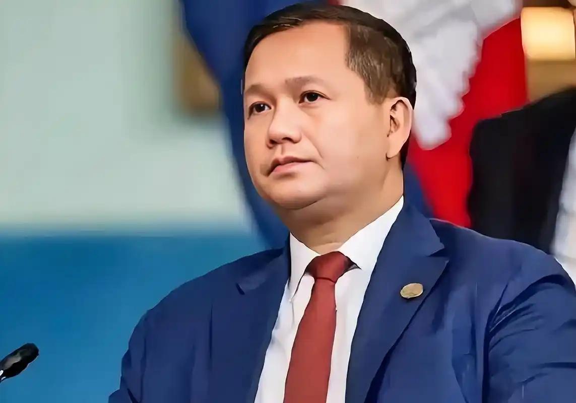 柬埔寨这次是被彻底打醒了。泰柬边境的当头一棒还没消肿，国家信用又亮起红灯。退