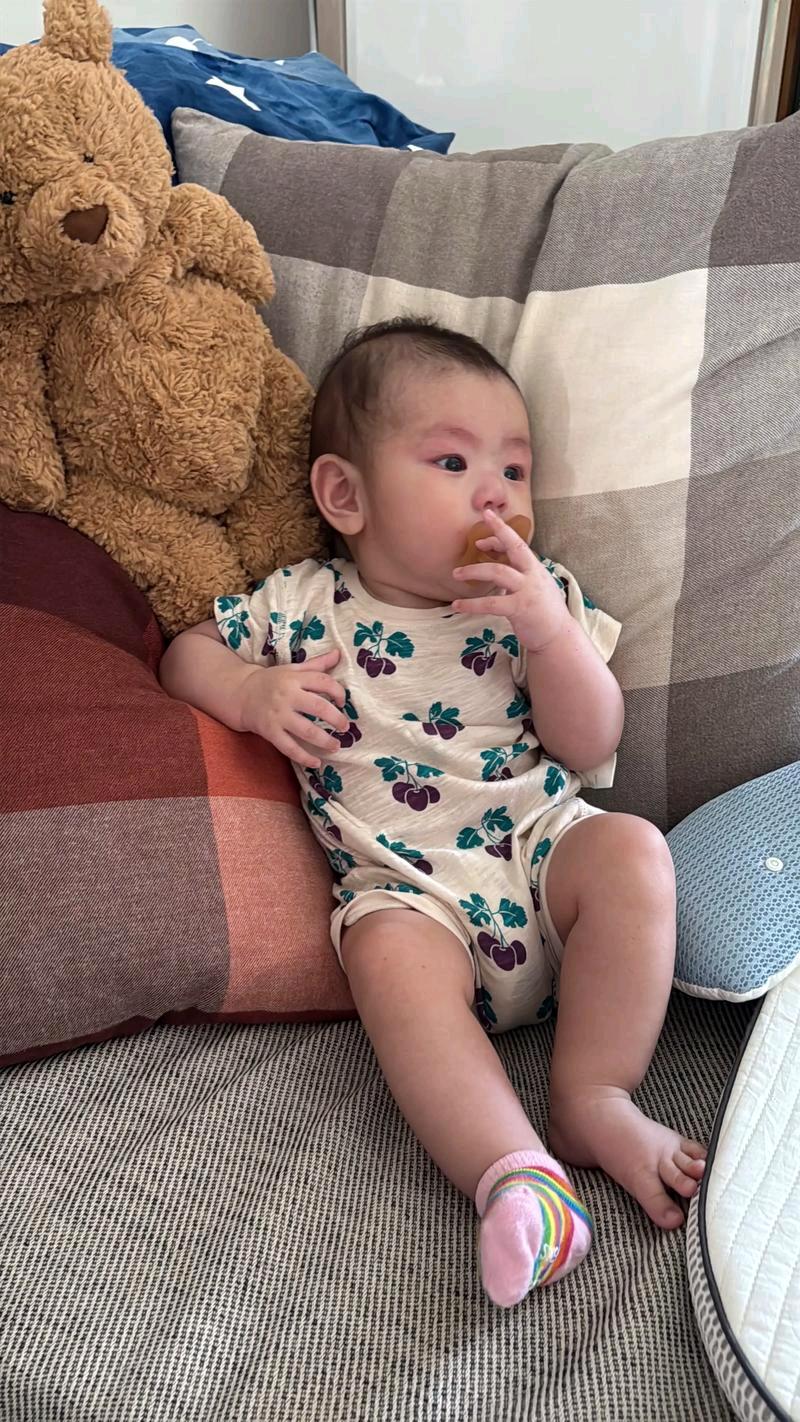 河南，一4个月宝宝刚洗完澡饿了一直哭，宝妈正在给他冲奶粉，就没理他，没想到小家伙