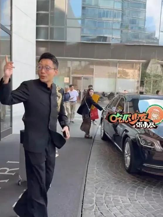 汪小菲马筱梅夫妇婚礼现场曝光。新郎汪小菲着中山装现身，看上去身高腿长，在人群中