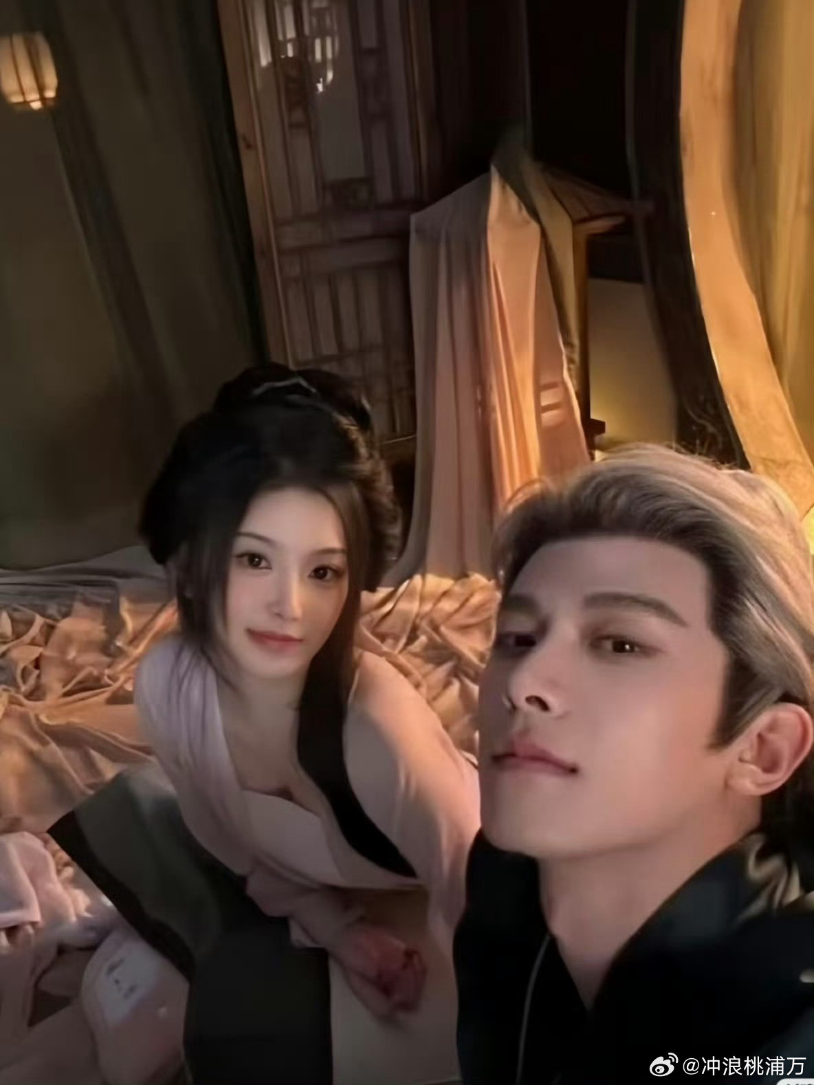 孔雪儿邓凯hi6路透双A氛围感这两人别太配啊我说！孔雪儿走路带风超有范儿，妥妥拽