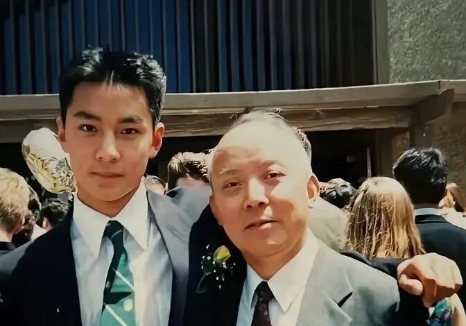 这是一位男演员年轻时候的样子，他的眼神，还有那个嘴型和现在几乎是一样的，不知道你