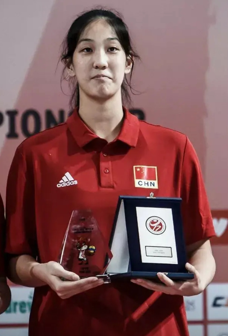 为什么中国女排的杨舒茗替补上场只是发球？大家有没有注意到中国女排中的一名球员，
