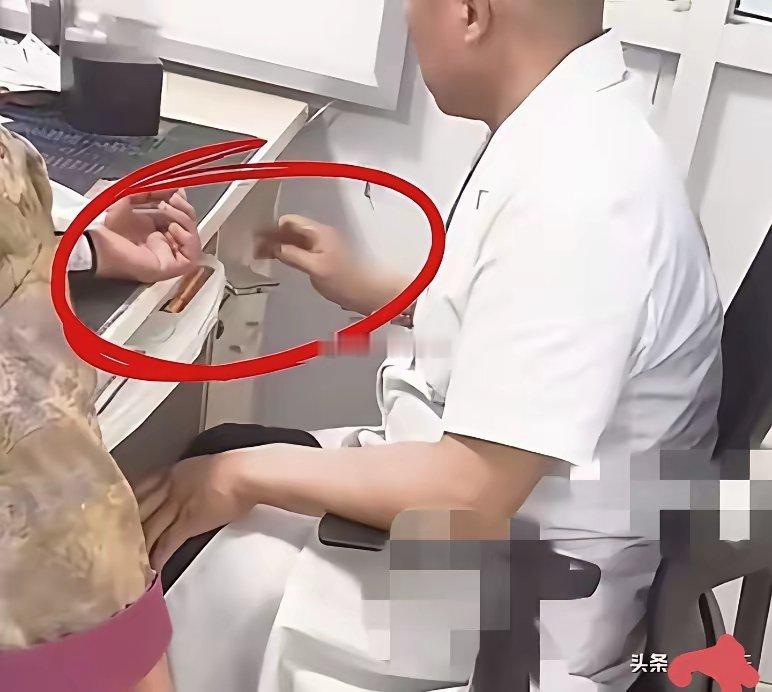 这是西安某个医院，给病人看病时他问病人病情，然后又在偷偷的用豆包搜答案