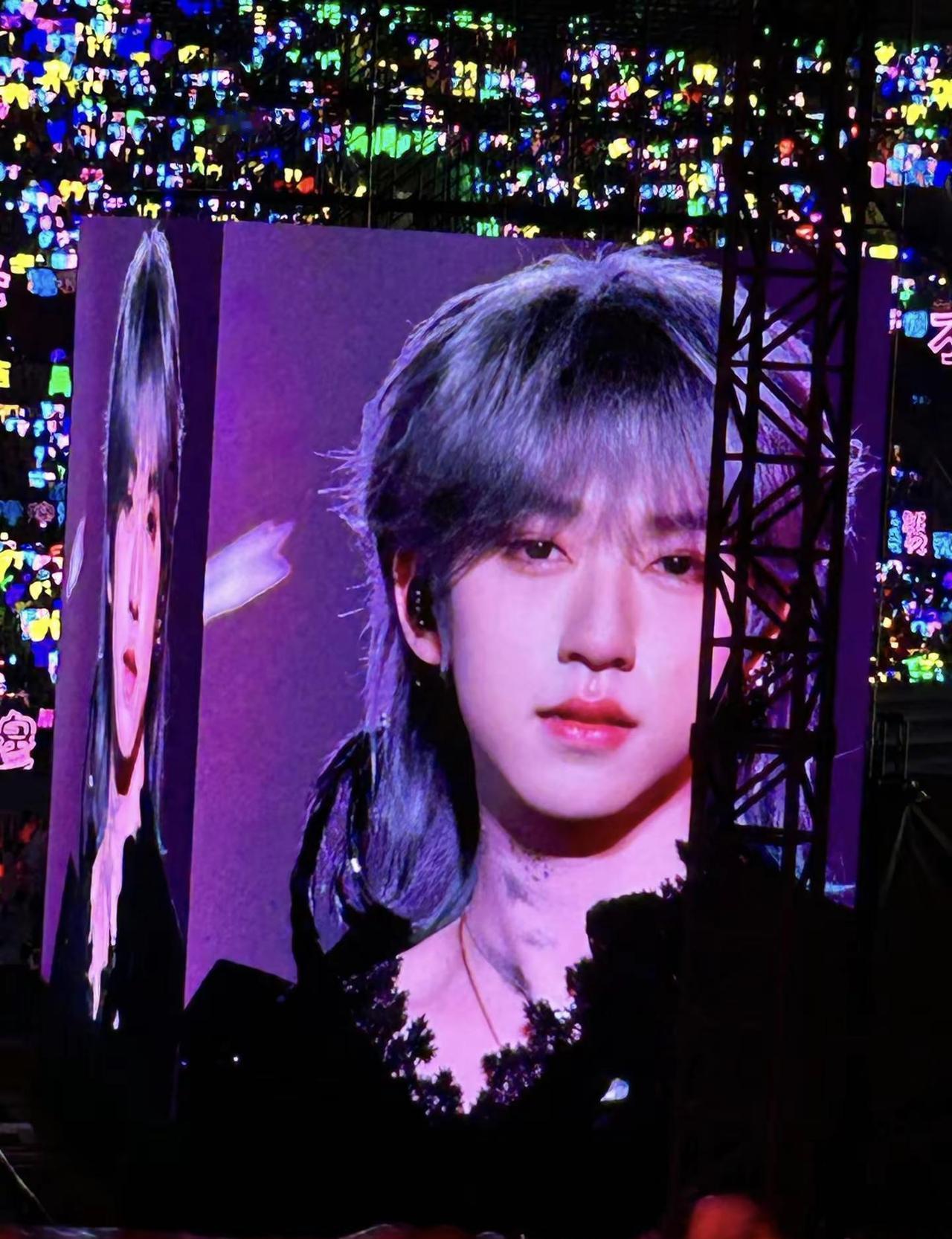 上海外滩那块屏，每晚烧掉8000块，只播两个男孩的名字。你看到的不是爱，是一场