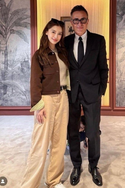 Angelababy和爱马仕总监最新合照，小海绵出现在照片中，看来妈妈是带娃工作