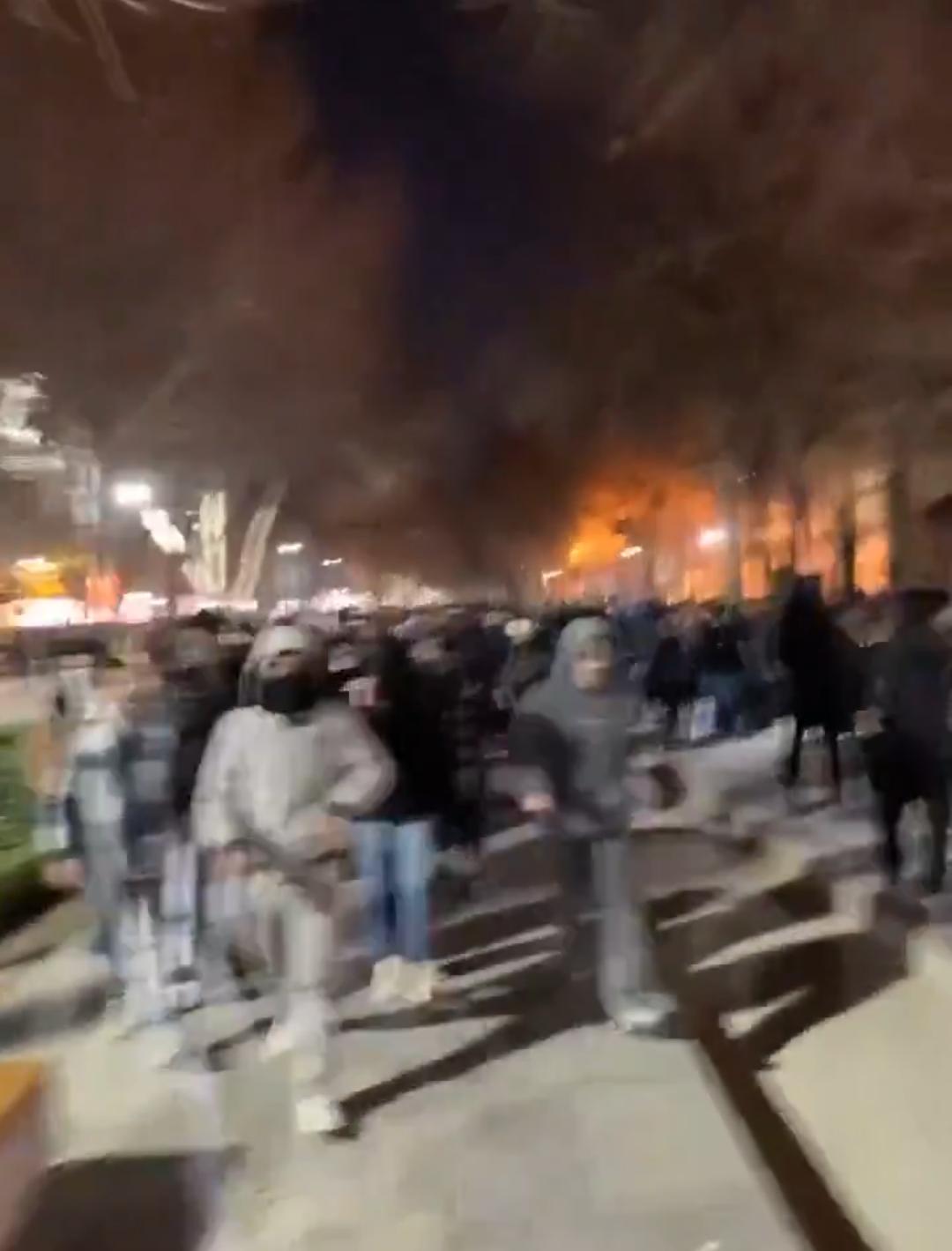 🚨🇮🇷伊朗民众游行反对哈梅内伊：“今年是血腥之年”大规模抗议活动在伊